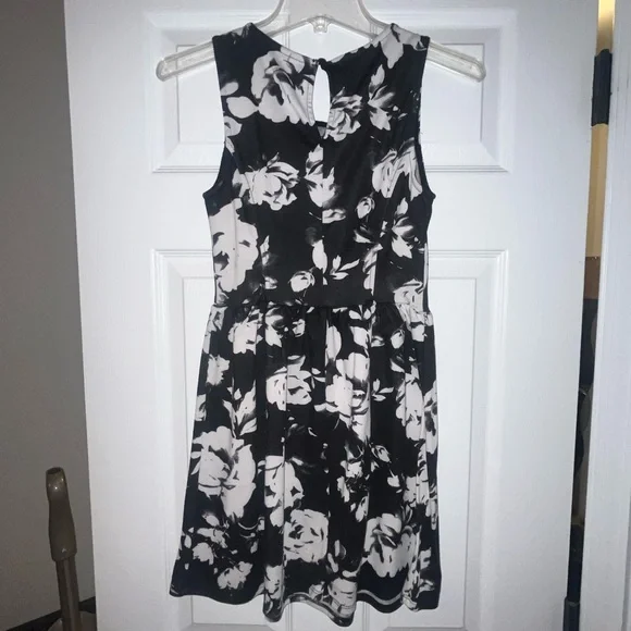 Forever 21 Black and White Floral Dress - Picture 2 of 8